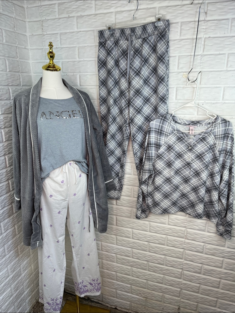 VICTORIA’S SECRET BUNDLE OF 2 PAIR PAJAMAS SZ MDAND NWT TAHARI ROBE SZ SM